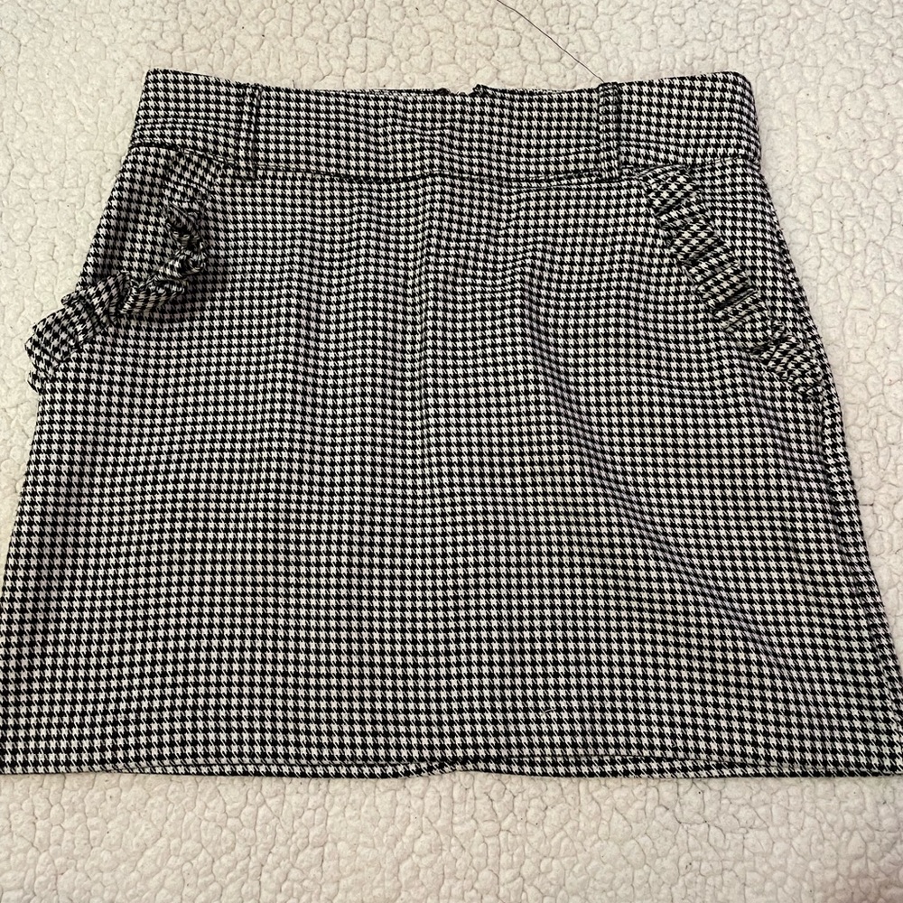 Checkered skirt with ruffle pockets